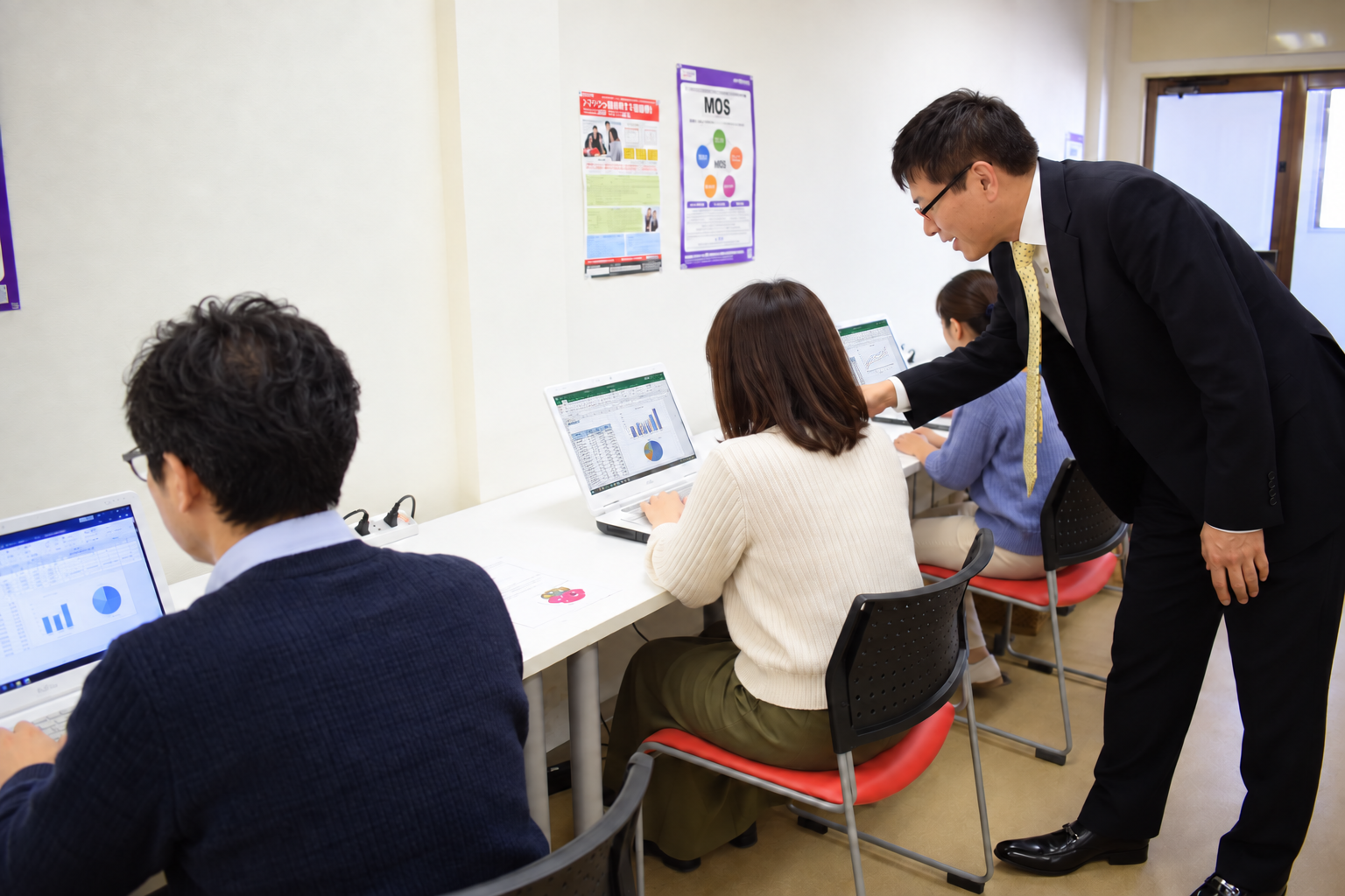 講師が受講者一人ひとりをサポートしているパソコン教室エムズ加古川教室の授業風景