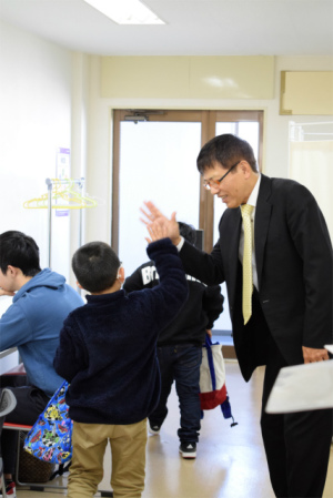 講師と子どもたちが教室で楽しく学んでいる様子